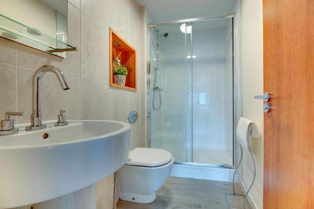 Stephenson Sleepers Apartments - By Week2Week غيتْسْهيد المظهر الخارجي الصورة